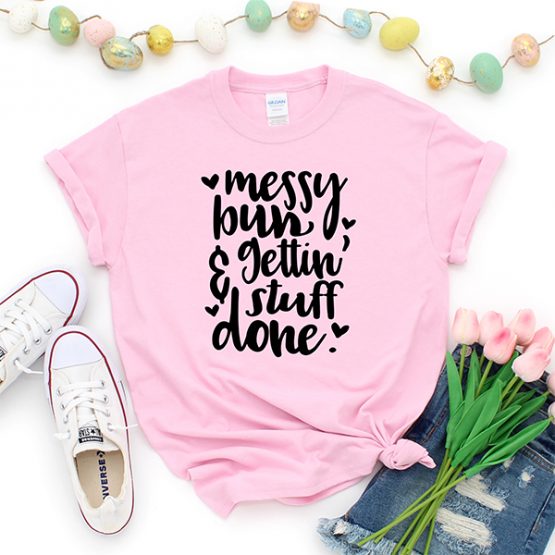 T-Shirt Messy Bun And Gettin Stuff Done Mom Life by Clotee.com New Mom, Boy Mom, Cool Mom