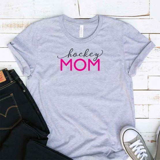 T-Shirt Hockey Mom, Funny Hockey Mama, Hockey Mom Saying Tee, Hockey Shirt Design Ideas, Plus Size Hockey Outfit, Hockey Parents, Hockey Apparel. Printed and delivered from USA or UK.