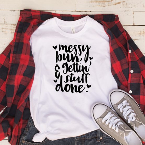T-Shirt Messy Bun And Gettin Stuff Done Mom Life by Clotee.com New Mom, Boy Mom, Cool Mom